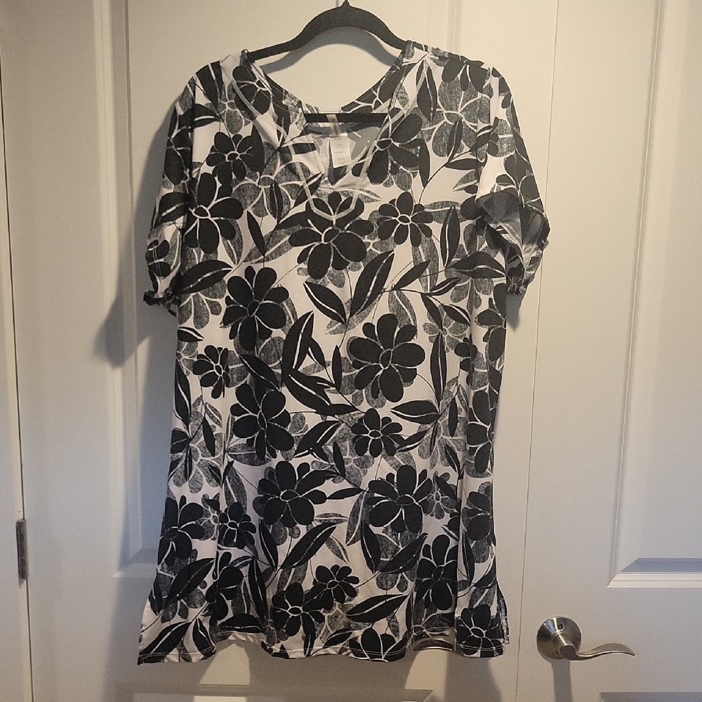 Swimsuits For All Black and White Boxy Short Sleeve Tee